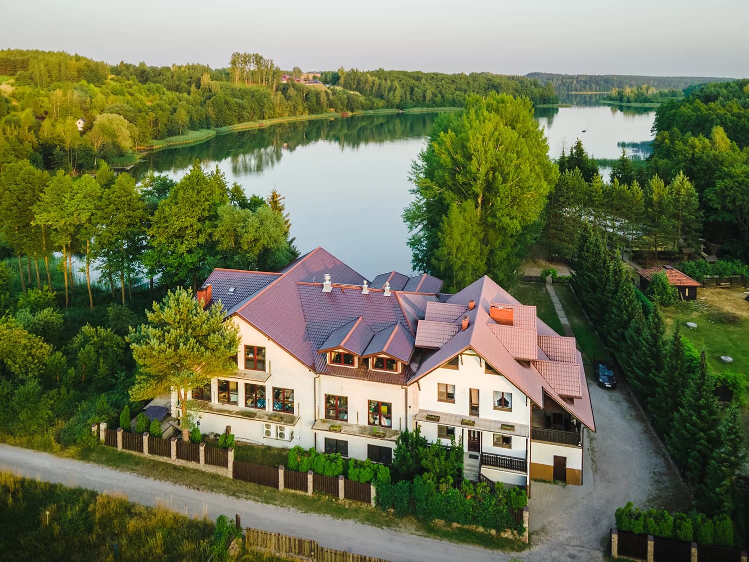 Zacisze Zbiczno nad jeziorem Wysokie Brodno z lotu ptaka