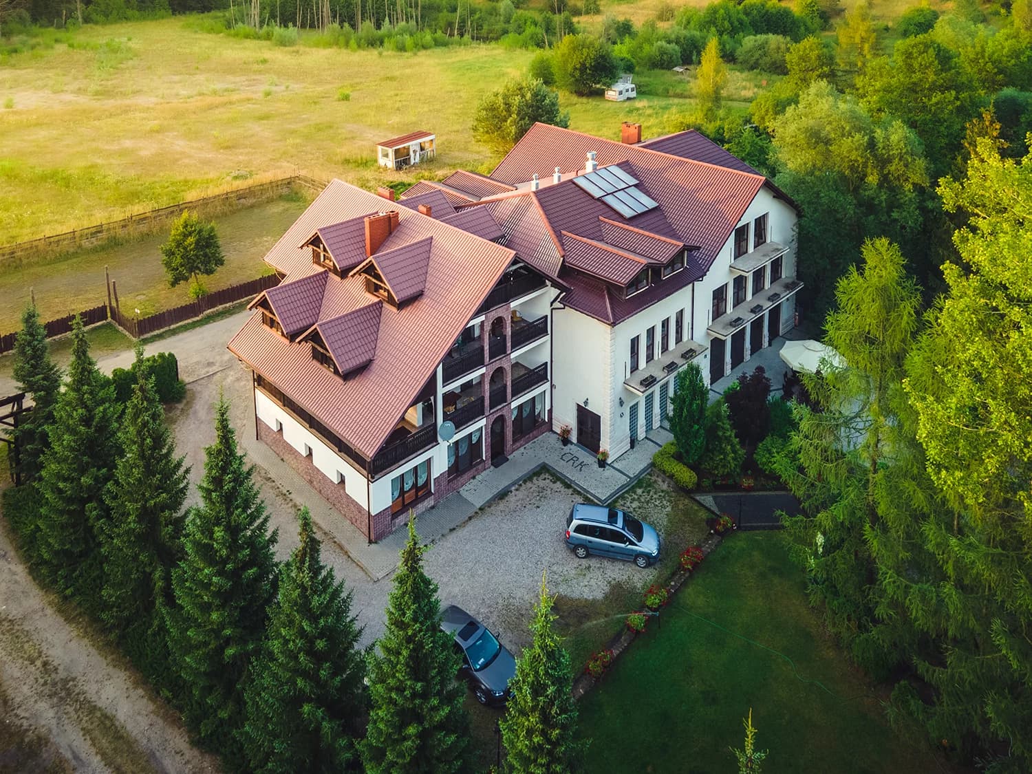 Obiekt Zacisze Zbiczno z lotu ptaka wśród lasów